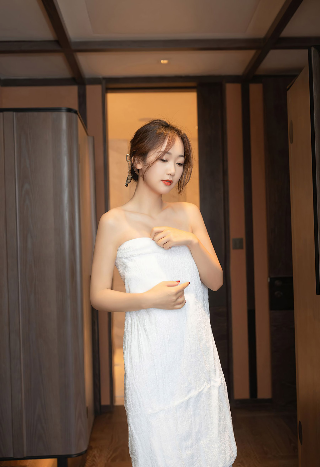 唐安琪妻子在送酒上门后突然变得有些冷漠