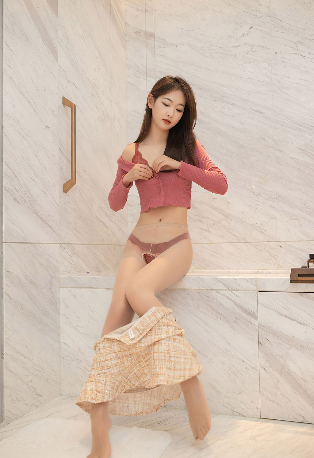 唐安琪妻子在送酒上门后突然变得有些冷漠