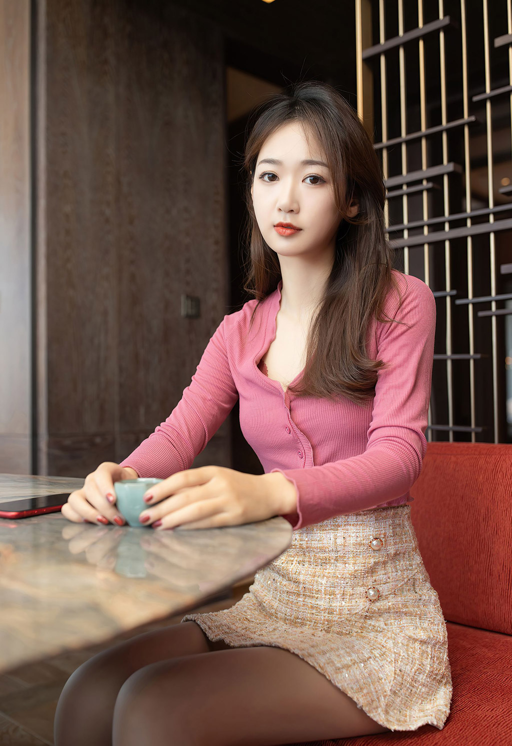 唐安琪妻子在送酒上门后突然变得有些冷漠