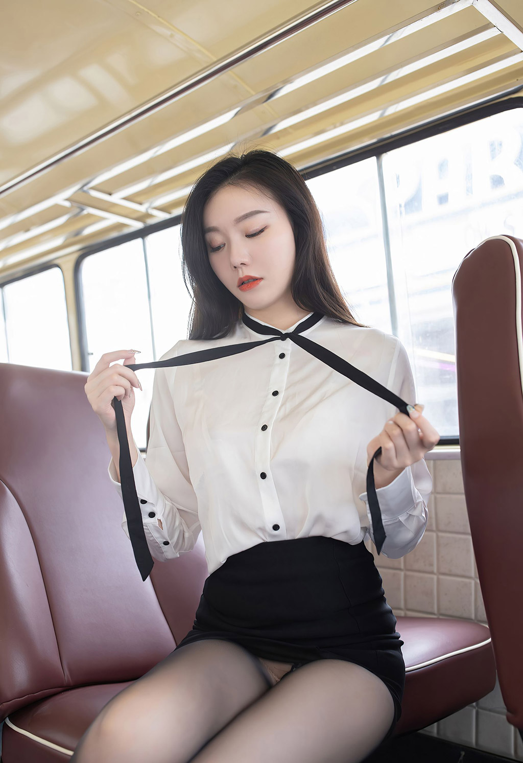 安然Maleah空无一人的末班大巴车