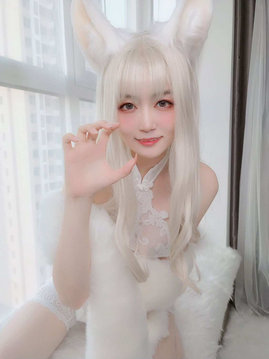 白银小姐姐Coser白兔白腿白胸白美人