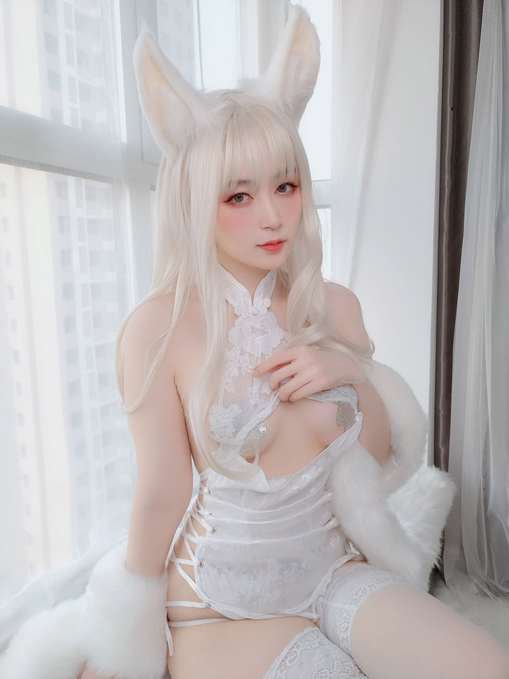白银小姐姐Coser白兔白腿白胸白美人