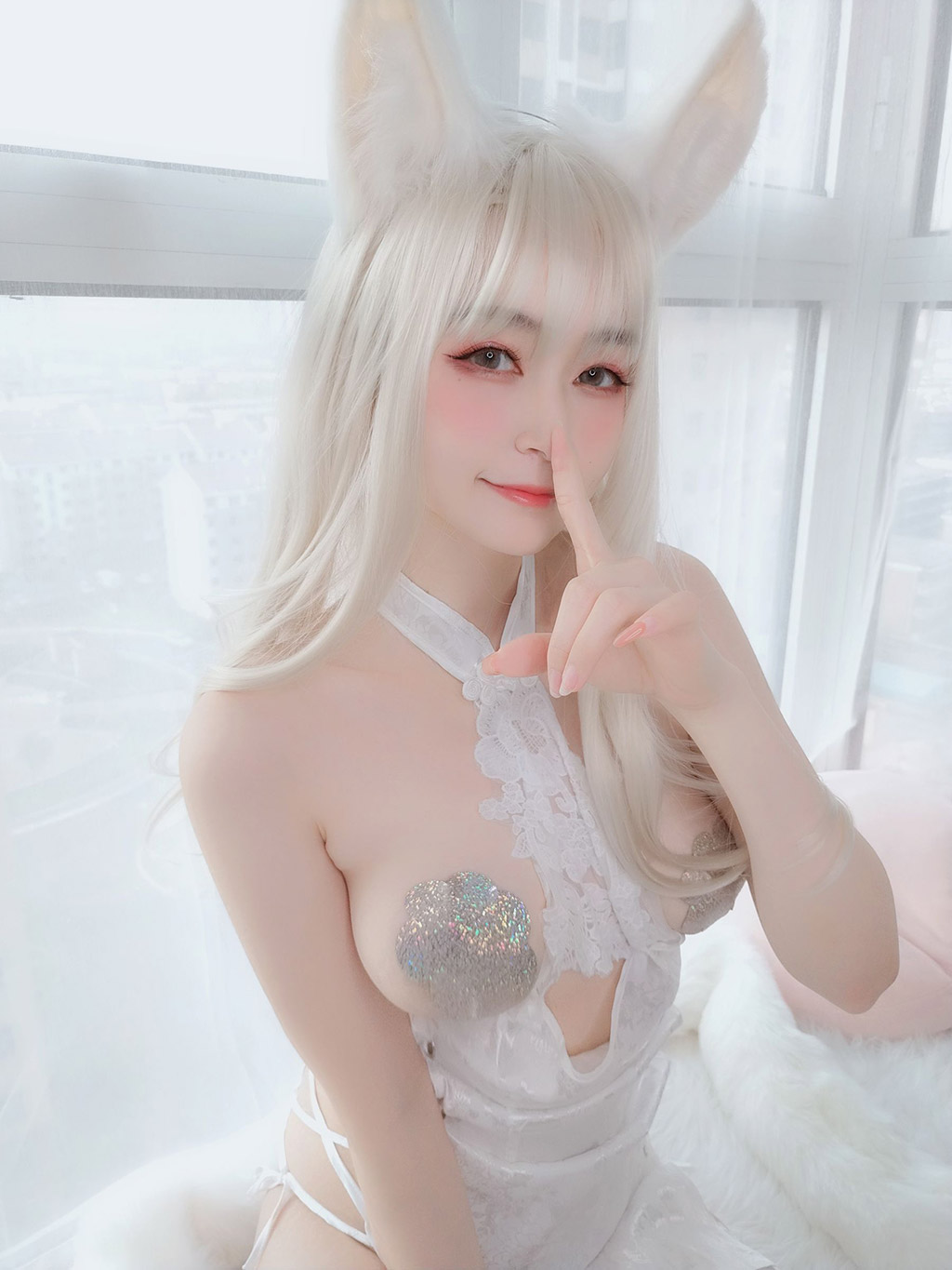 白银小姐姐Coser白兔白腿白胸白美人