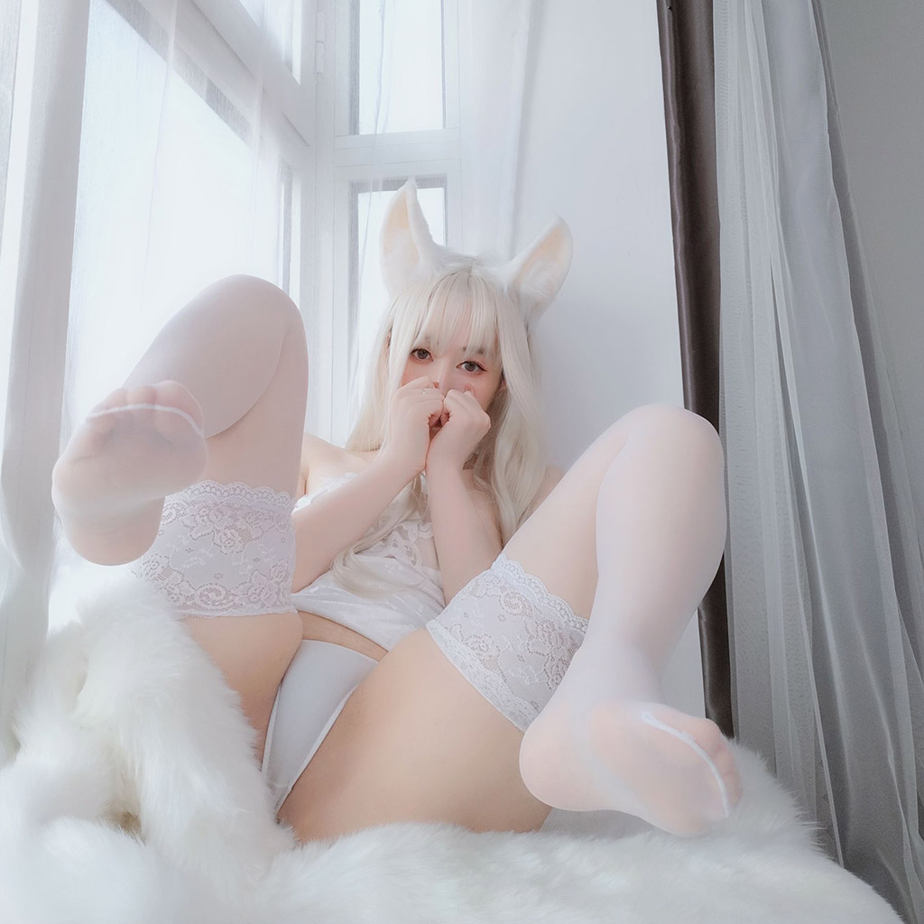 白银小姐姐Coser白兔白腿白胸白美人