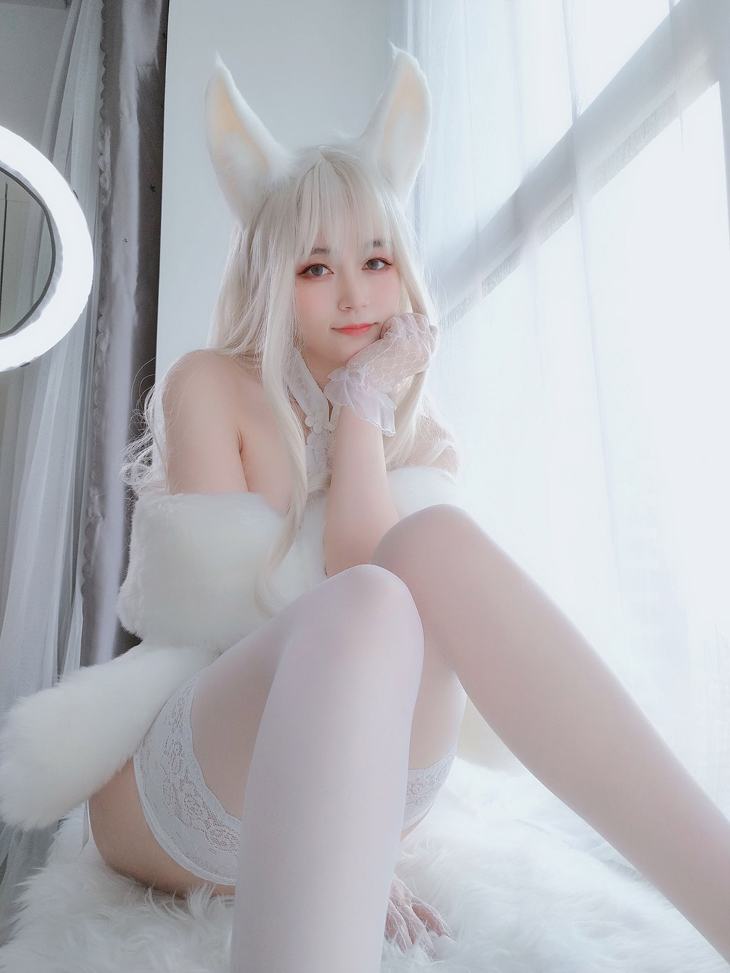 白银小姐姐Coser白兔白腿白胸白美人
