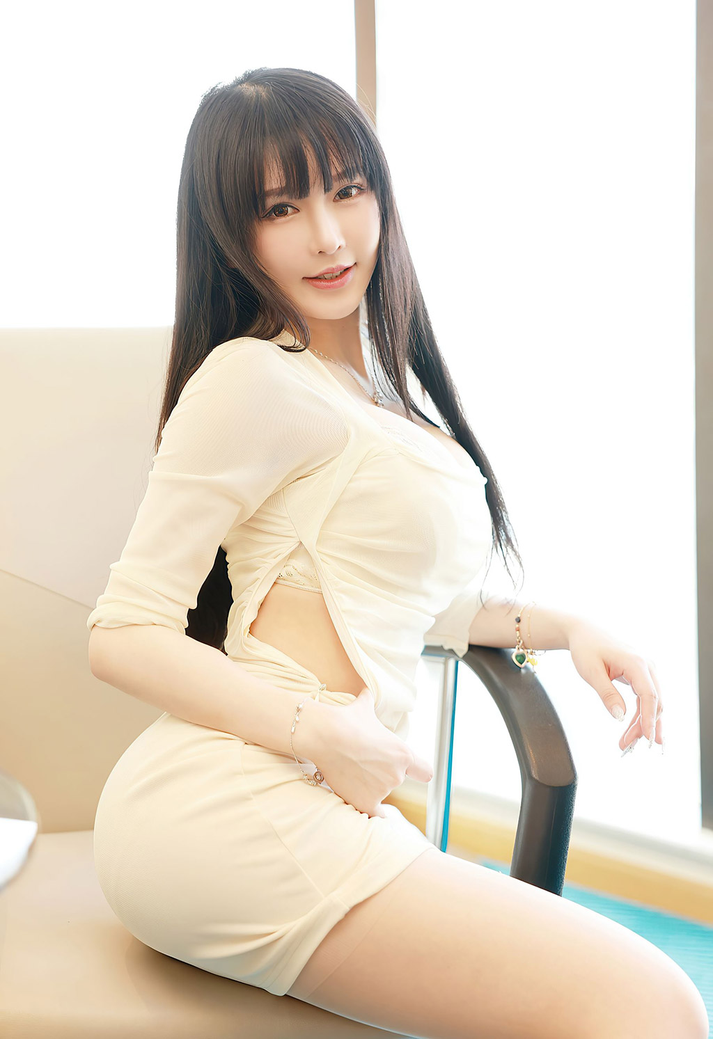 玉兔miki超低深V的明艳短裙