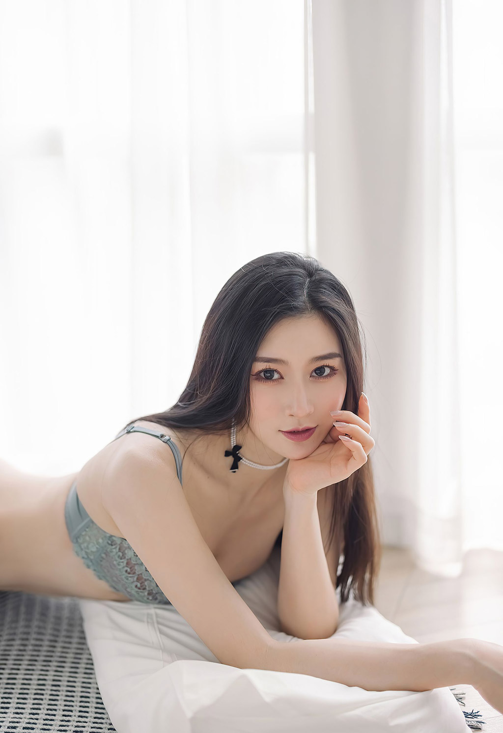 气质美女Vanessa丝袜美腿肌肤如玉