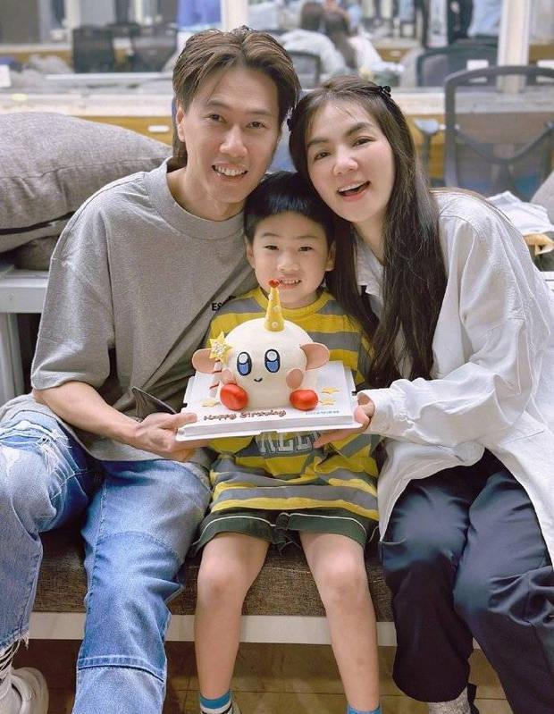 Ella抱娃现身机场赶早班机 劲宝在妈妈肩头打瞌睡