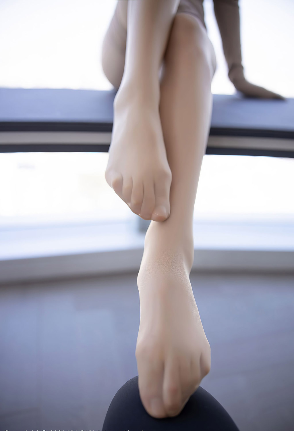 乔漫妮mina深V的服饰丰盈美胸挺拔
