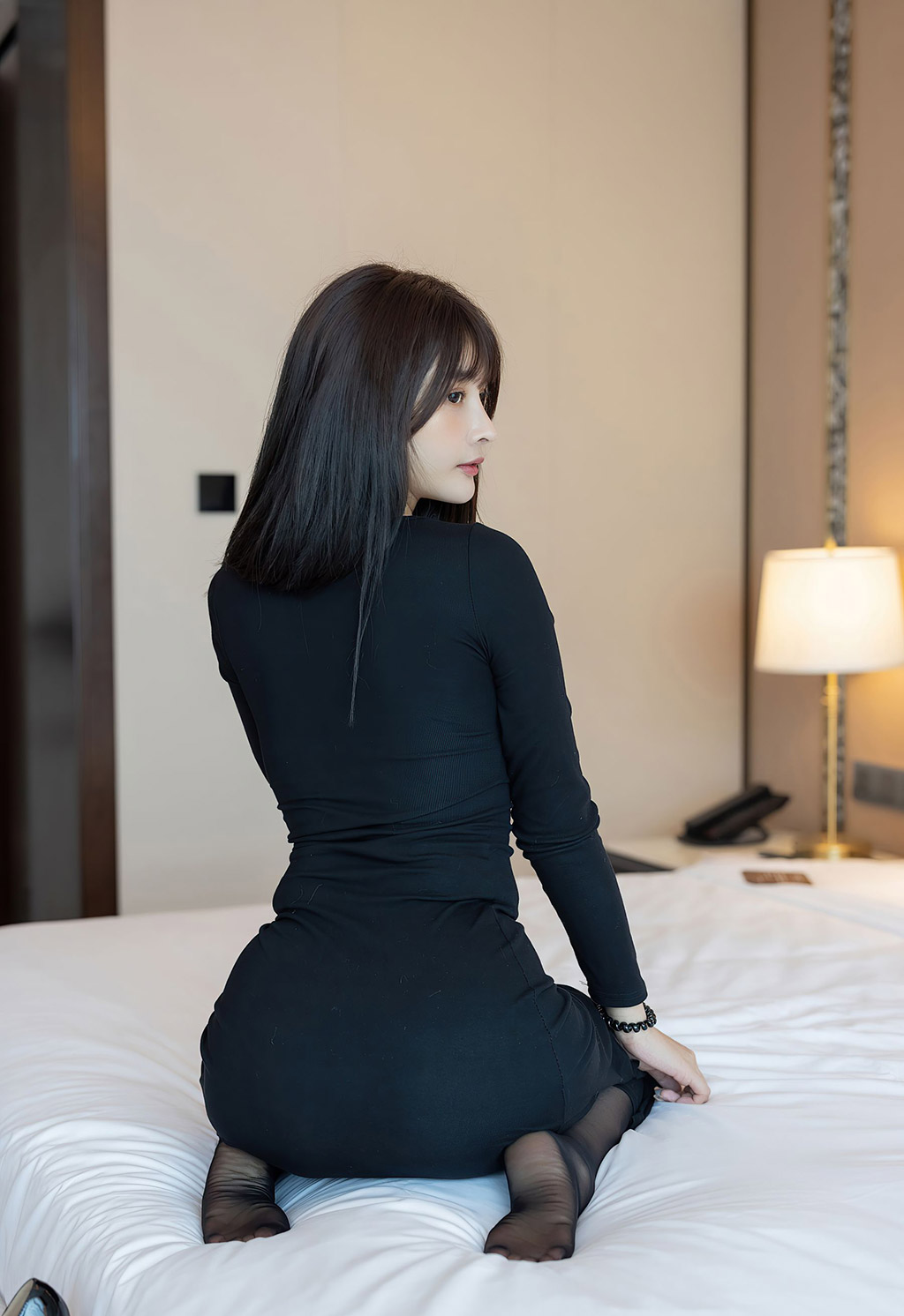 萌奈子黑色魅惑多姿的服饰黑丝美腿水润