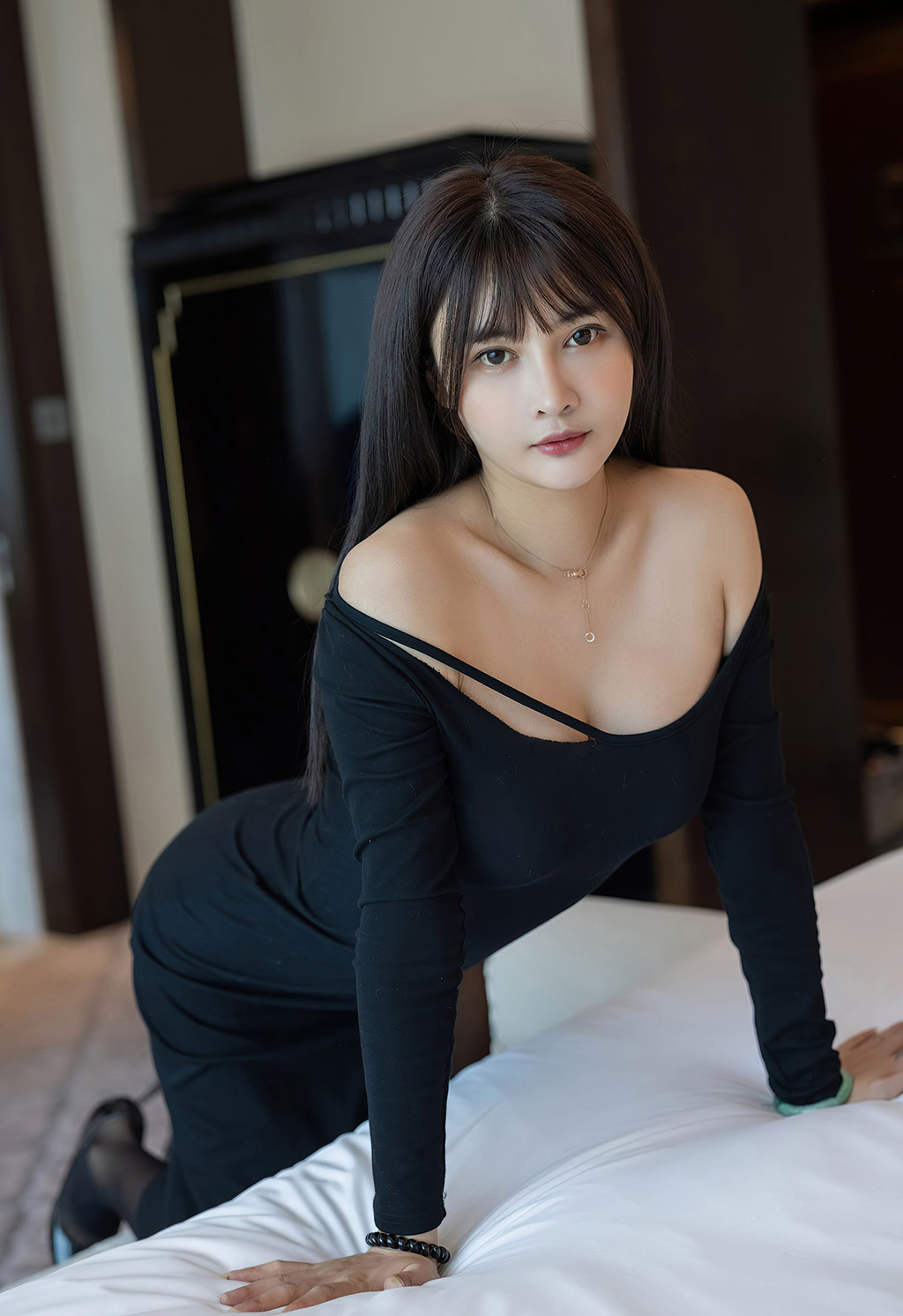 萌奈子黑色魅惑多姿的服饰黑丝美腿水润