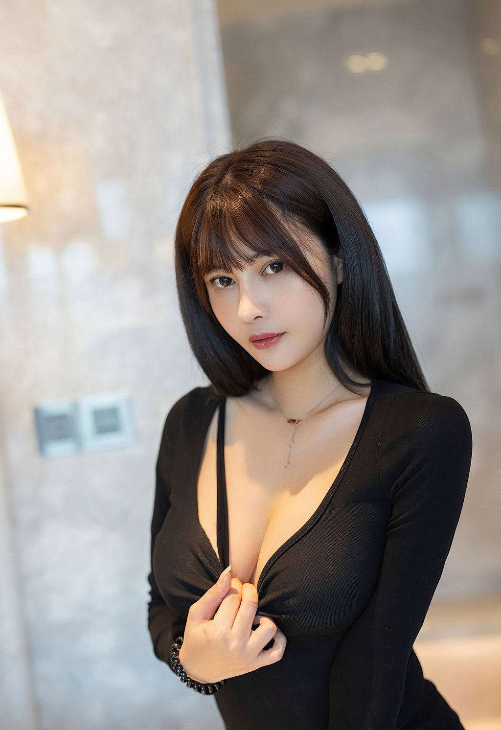 萌奈子黑色魅惑多姿的服饰黑丝美腿水润