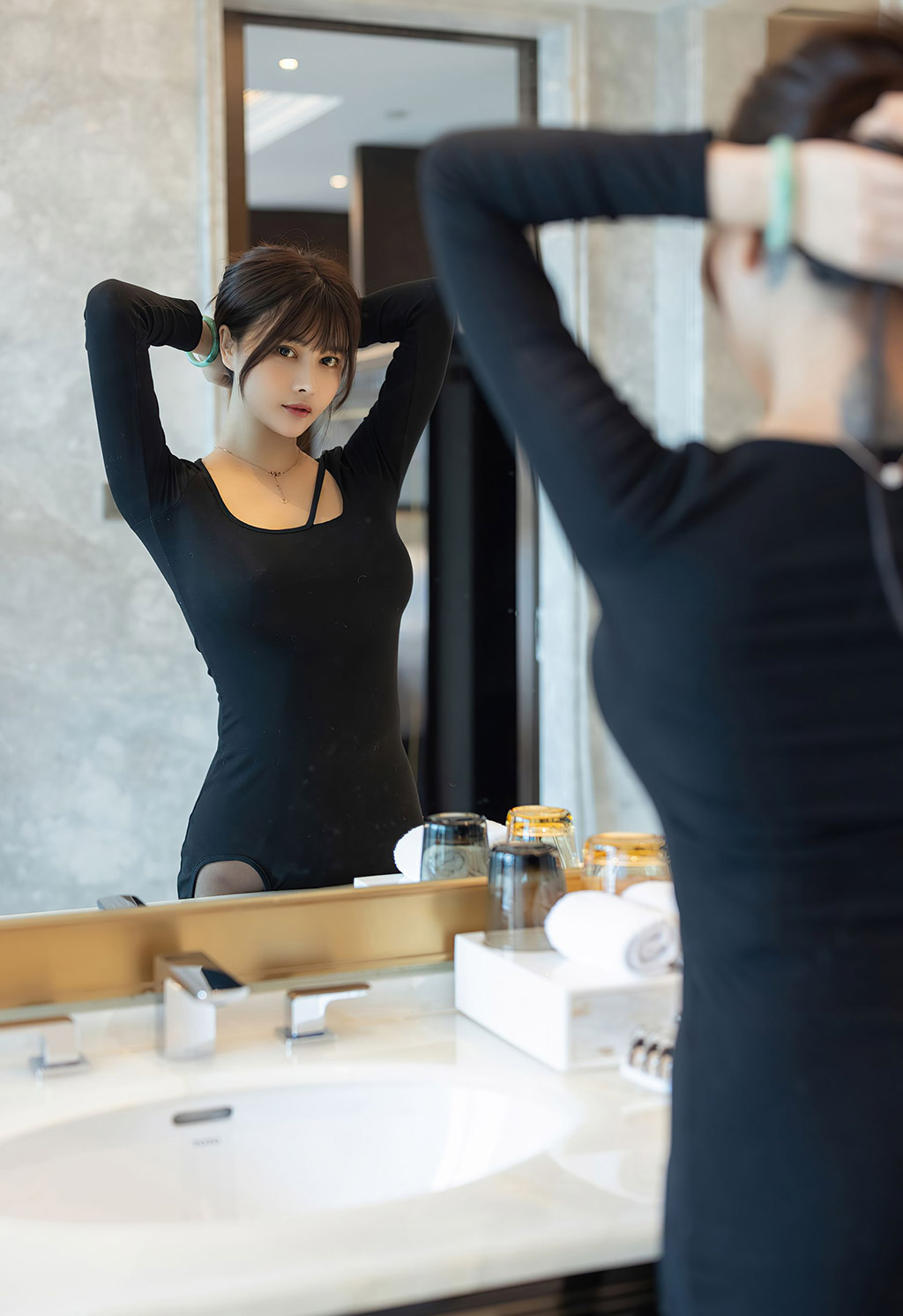萌奈子黑色魅惑多姿的服饰黑丝美腿水润