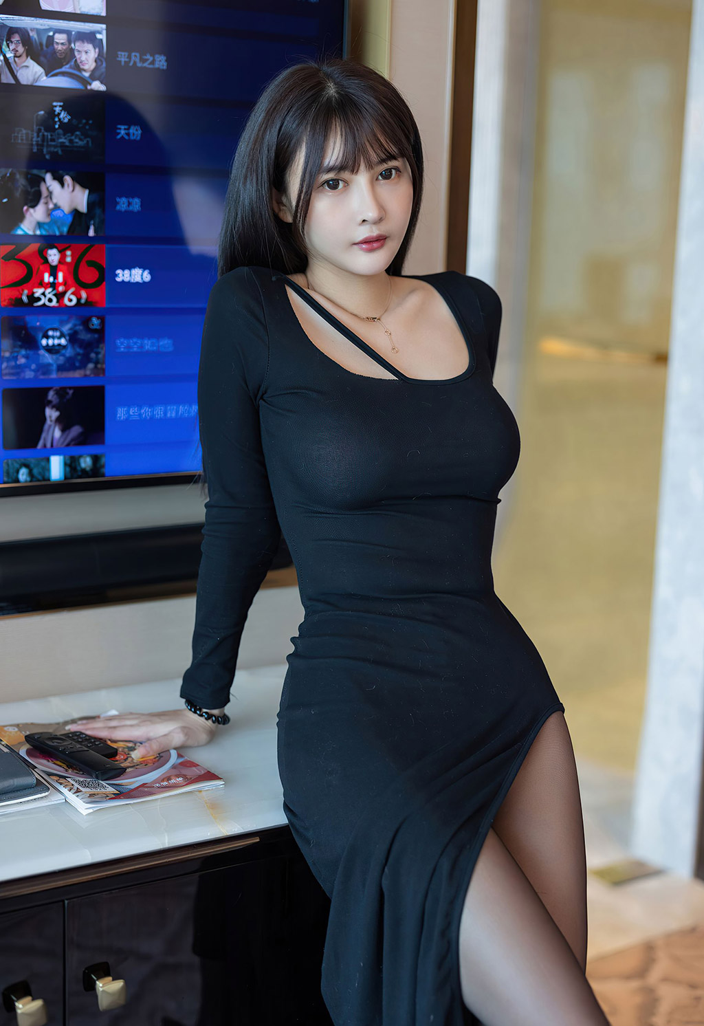 萌奈子黑色魅惑多姿的服饰黑丝美腿水润