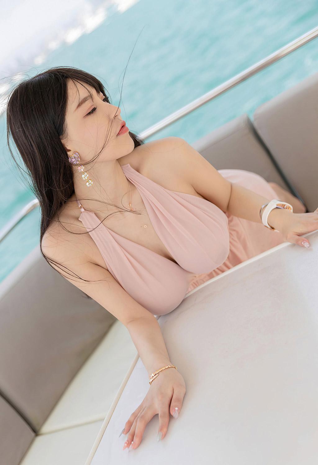 朱可儿Flower粉色的服饰服饰映衬下丰腴惹火
