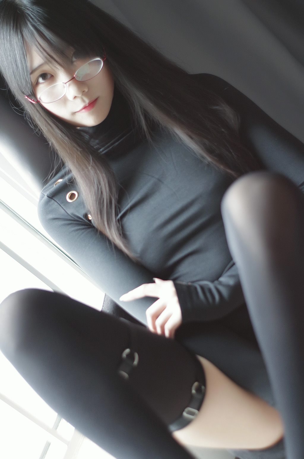 网红丰满少女曉美媽黑色紧身连体衣加黑丝美腿性感私房写真集