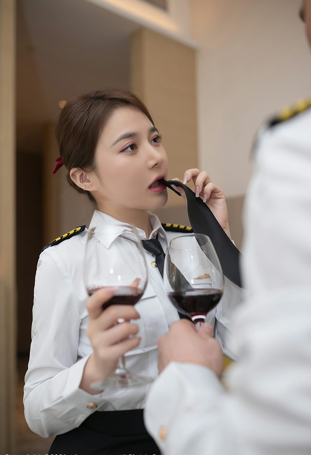 性感女机长鱼子酱Fish紧身制服与红色内衣加黑丝美腿私房写真集