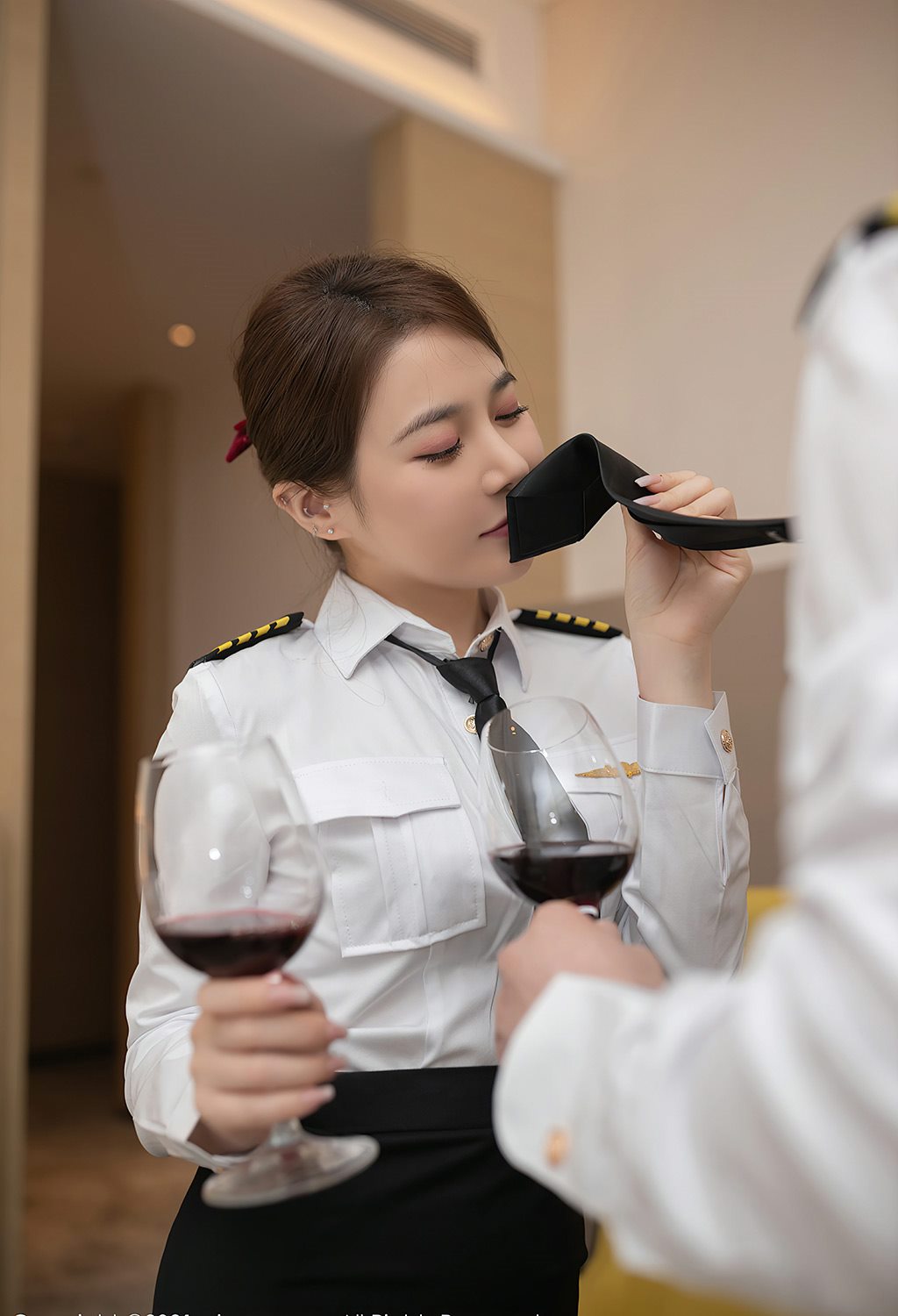 性感女机长鱼子酱Fish紧身制服与红色内衣加黑丝美腿私房写真集