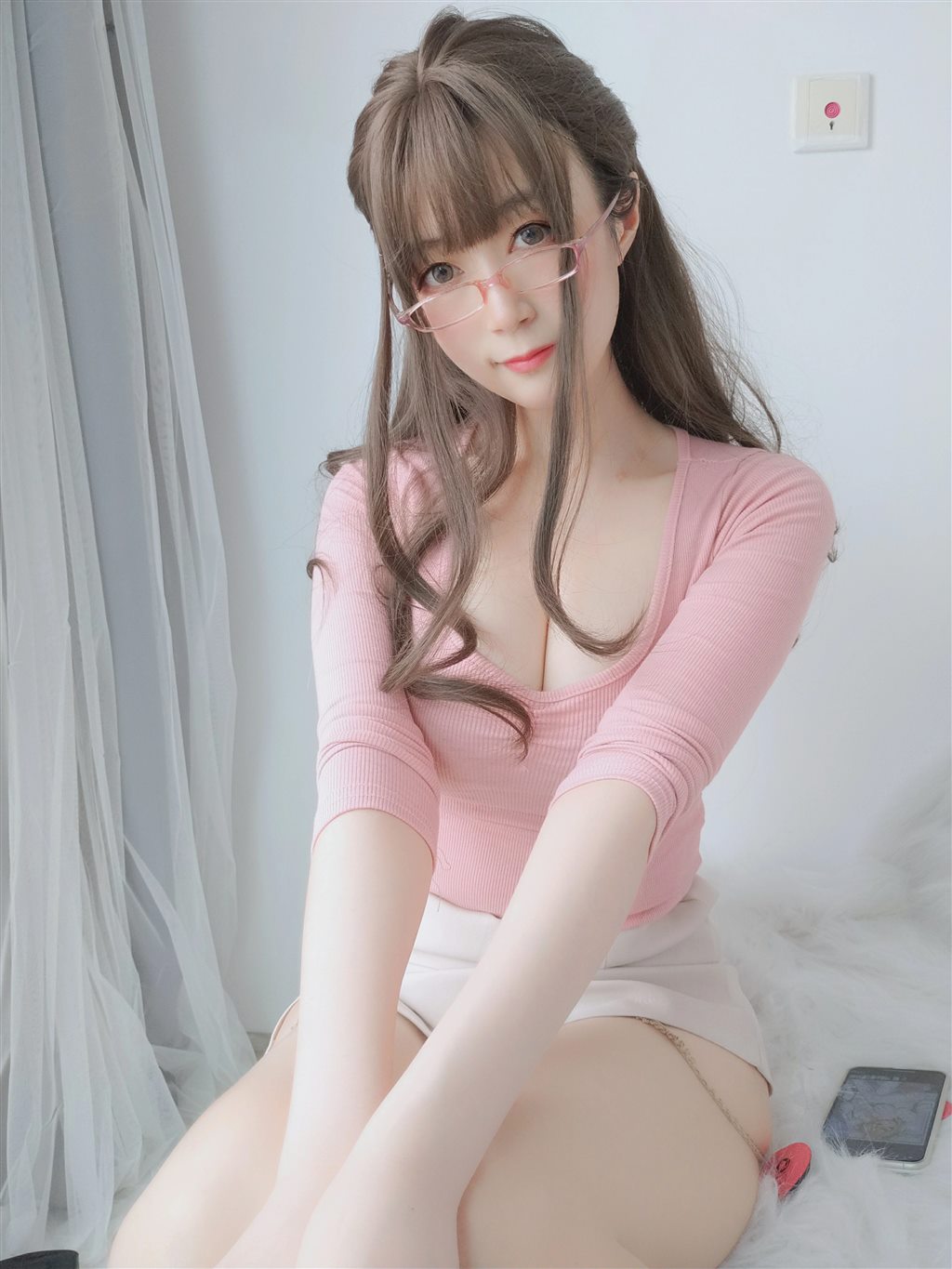 网红性感少女白银81粉色紧身上衣与白色短裙加肉丝美腿性感私房写真集
