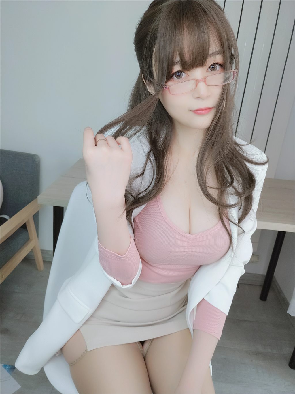 网红性感少女白银81粉色紧身上衣与白色短裙加肉丝美腿性感私房写真集