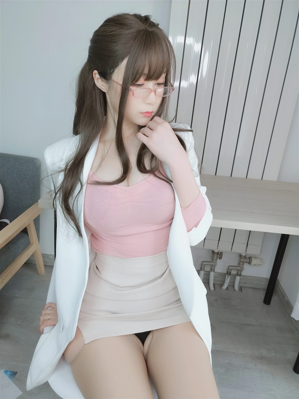 网红性感少女白银81粉色紧身上衣与白色短裙加肉丝美腿性感私房写真集