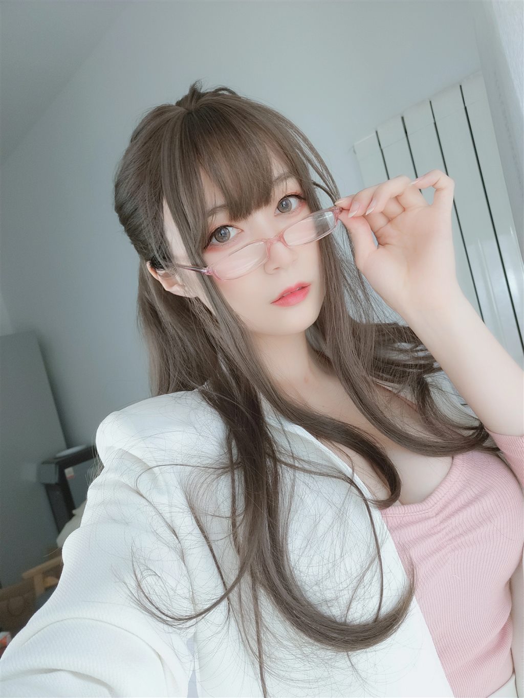 网红性感少女白银81粉色紧身上衣与白色短裙加肉丝美腿性感私房写真集