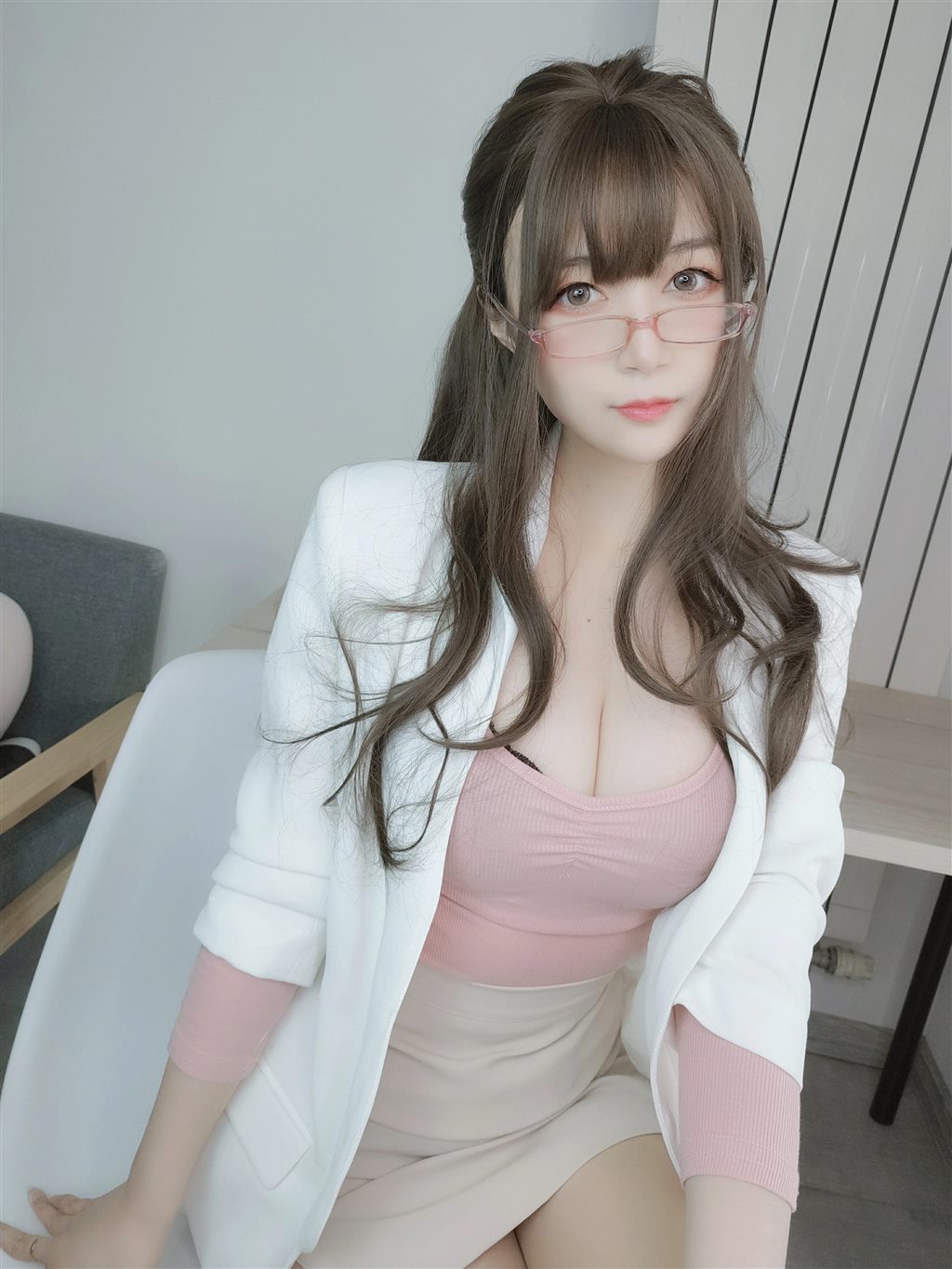 网红性感少女白银81粉色紧身上衣与白色短裙加肉丝美腿性感私房写真集