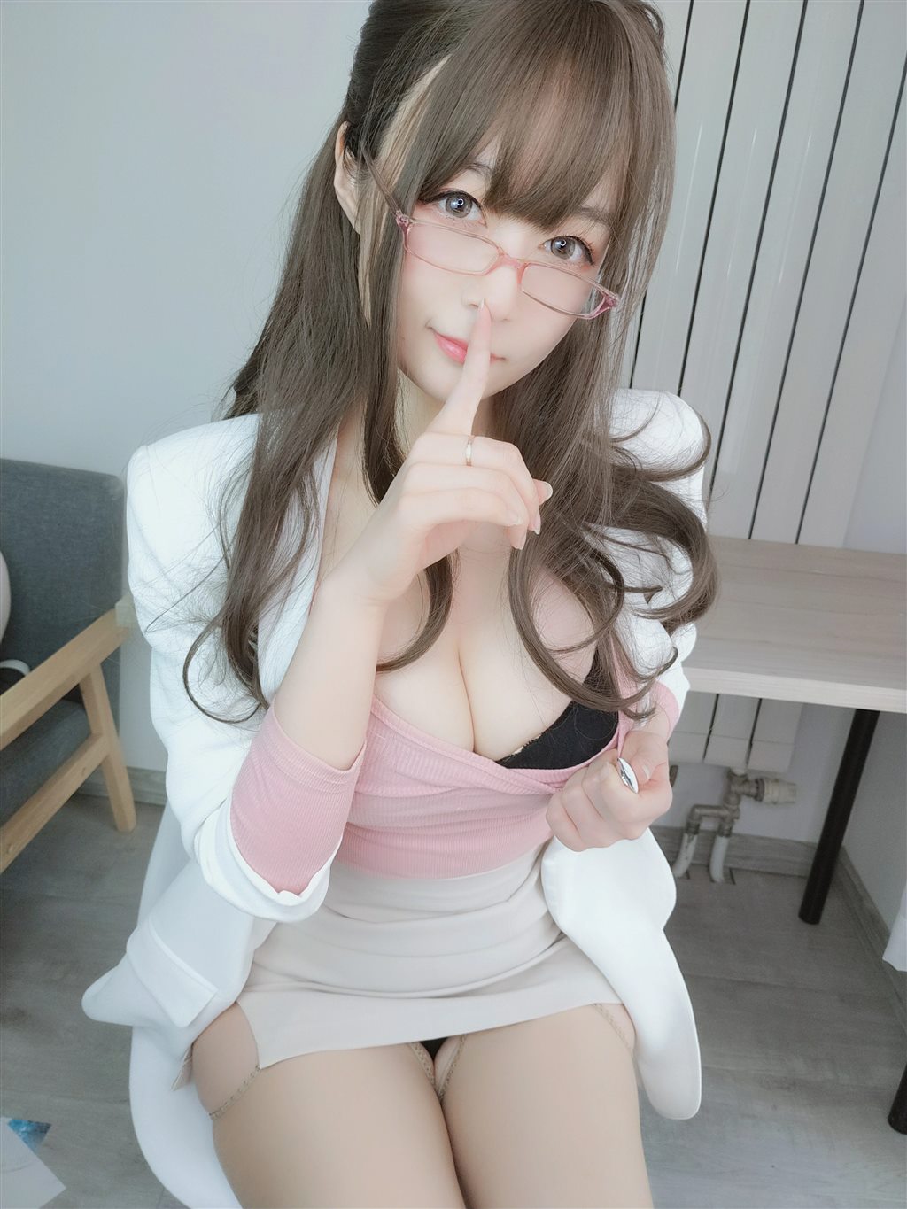网红性感少女白银81粉色紧身上衣与白色短裙加肉丝美腿性感私房写真集