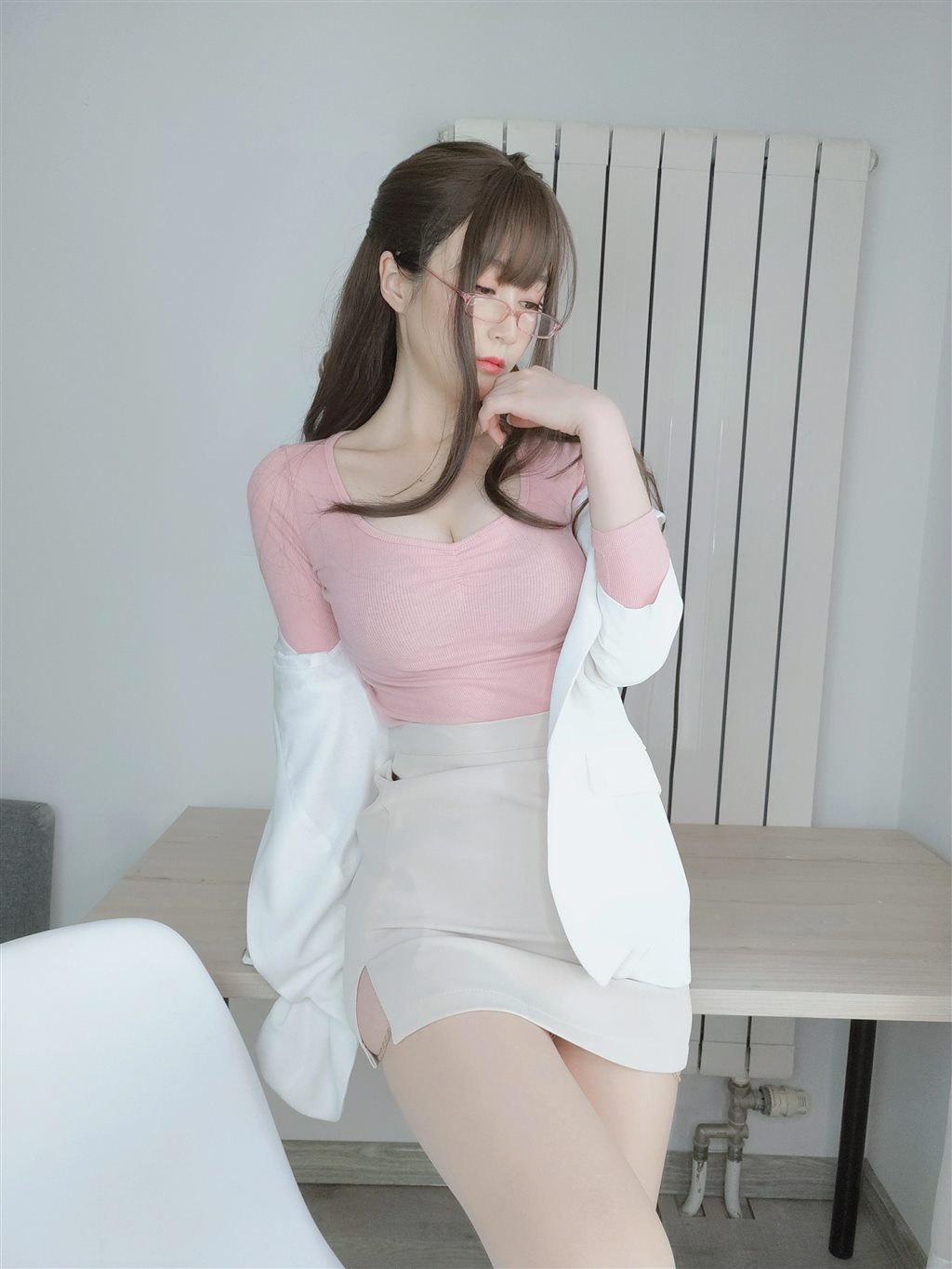 网红性感少女白银81粉色紧身上衣与白色短裙加肉丝美腿性感私房写真集