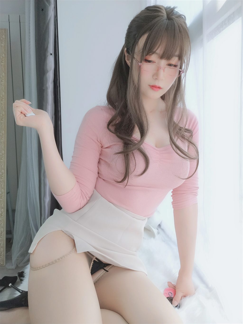 网红性感少女白银81粉色紧身上衣与白色短裙加肉丝美腿性感私房写真集