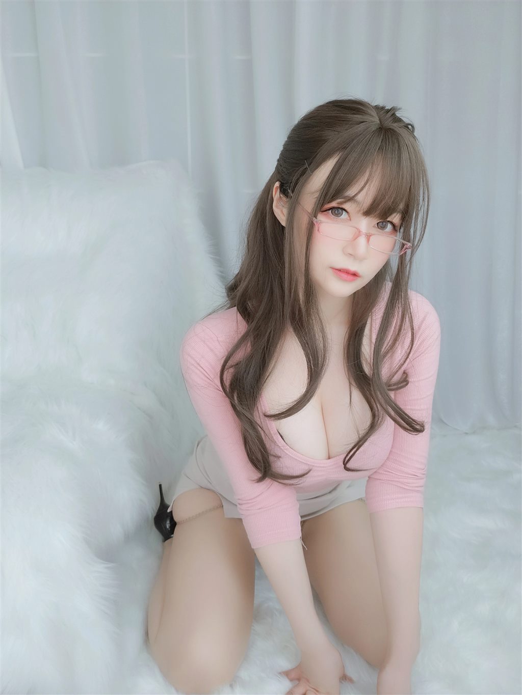 网红性感少女白银81粉色紧身上衣与白色短裙加肉丝美腿性感私房写真集