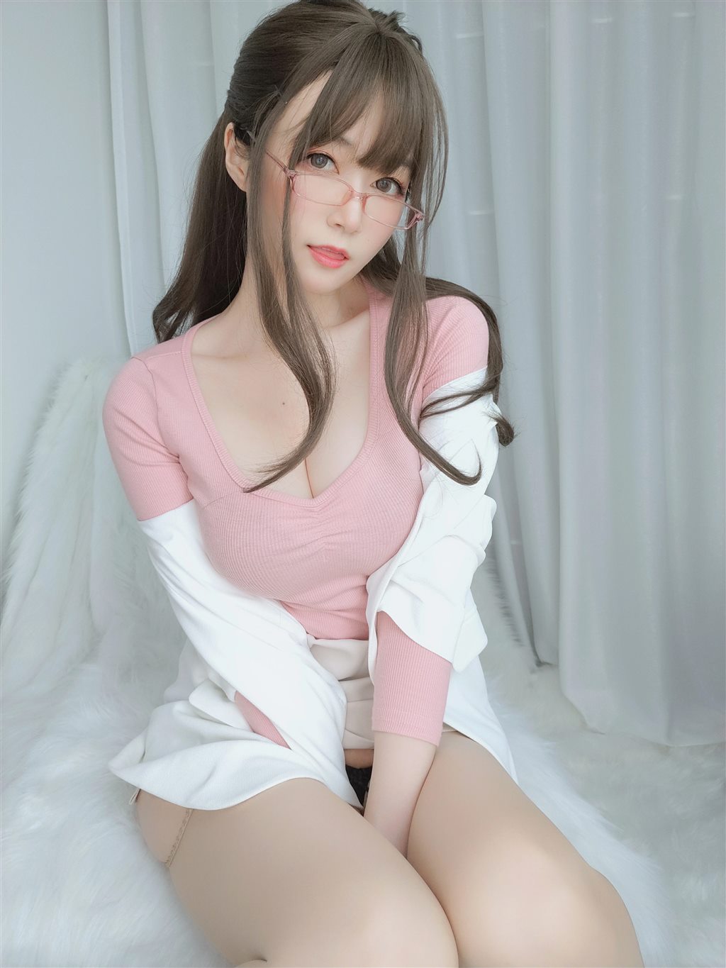 网红性感少女白银81粉色紧身上衣与白色短裙加肉丝美腿性感私房写真集