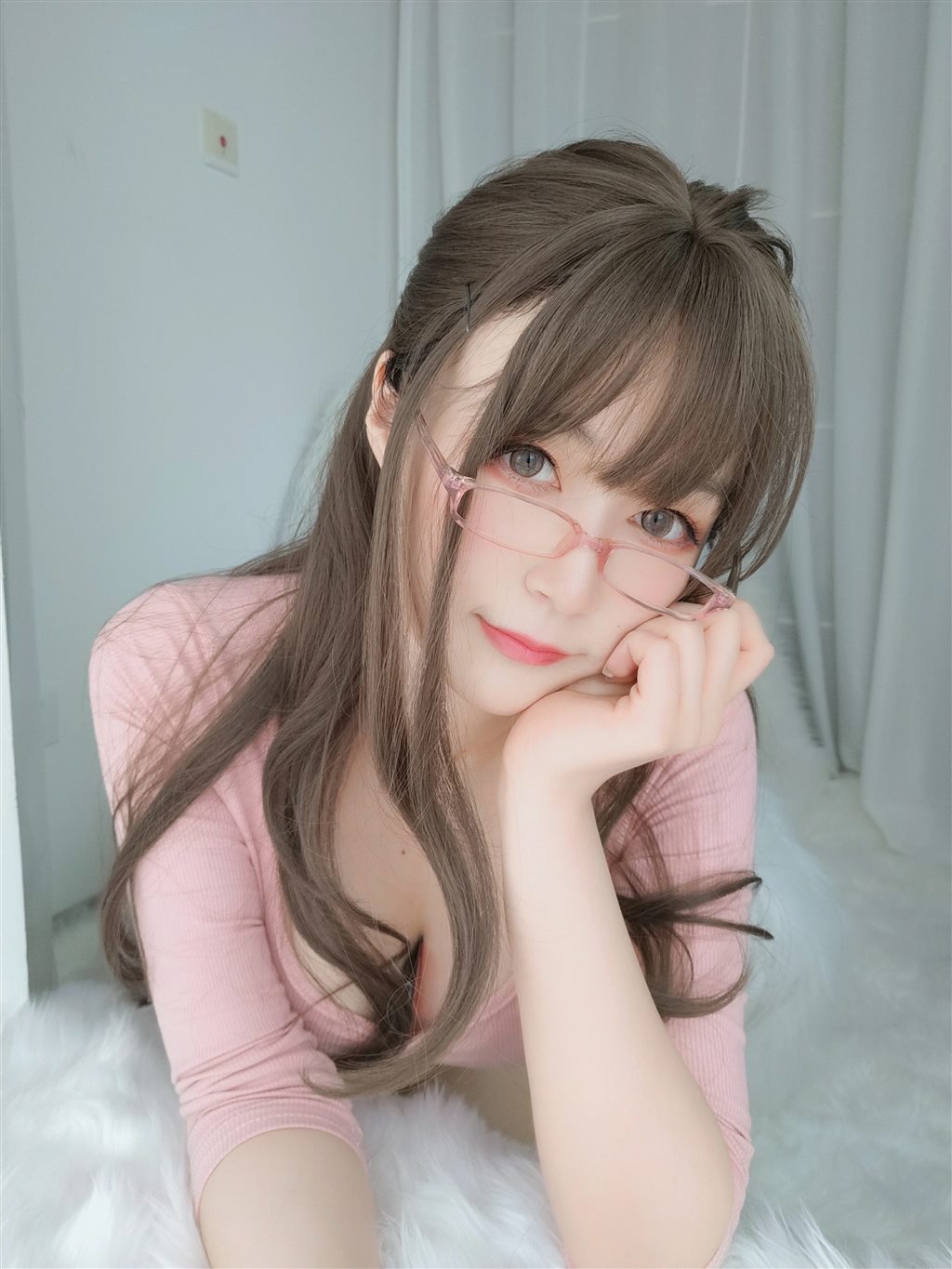 网红性感少女白银81粉色紧身上衣与白色短裙加肉丝美腿性感私房写真集