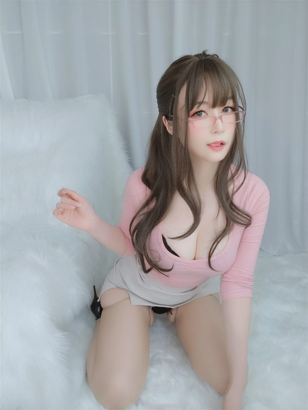 网红性感少女白银81粉色紧身上衣与白色短裙加肉丝美腿性感私房写真集