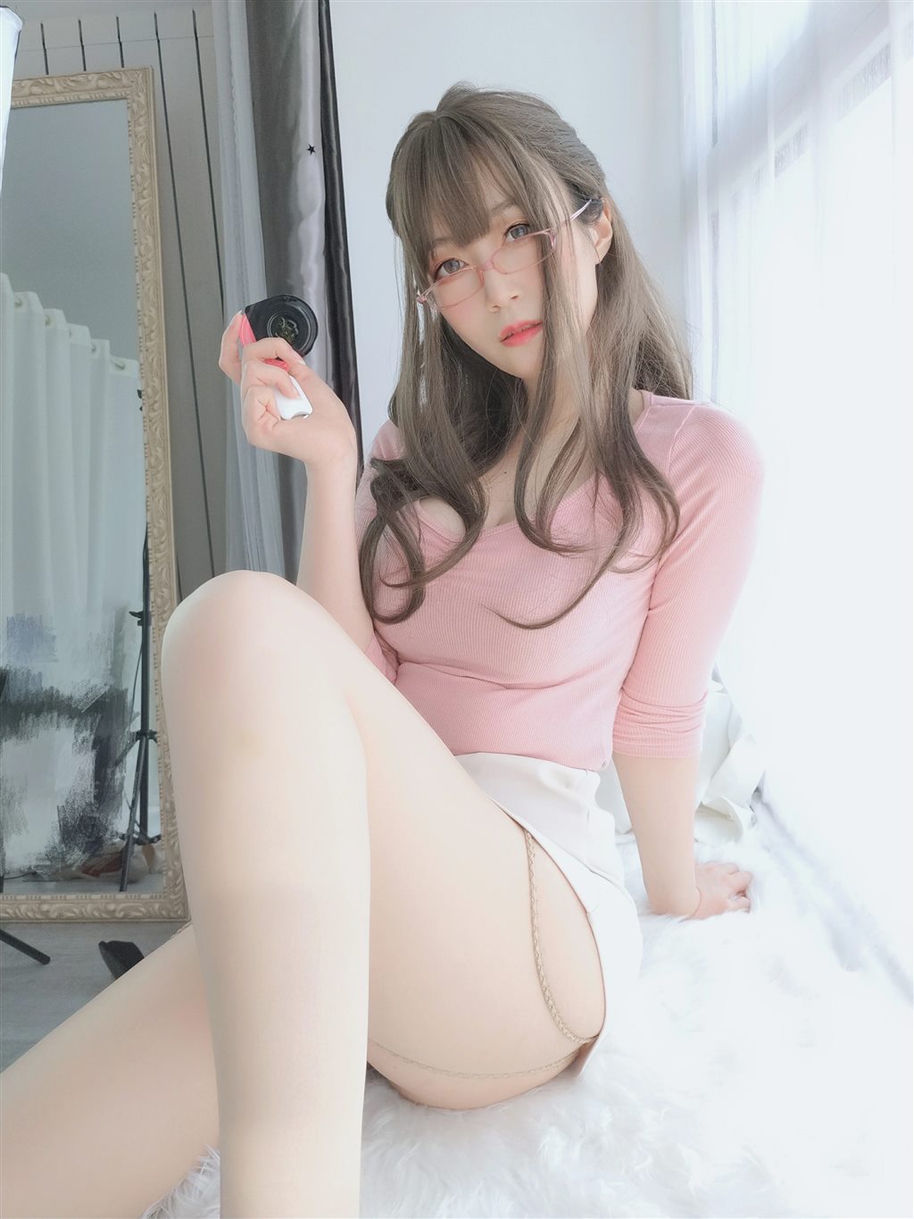 网红性感少女白银81粉色紧身上衣与白色短裙加肉丝美腿性感私房写真集