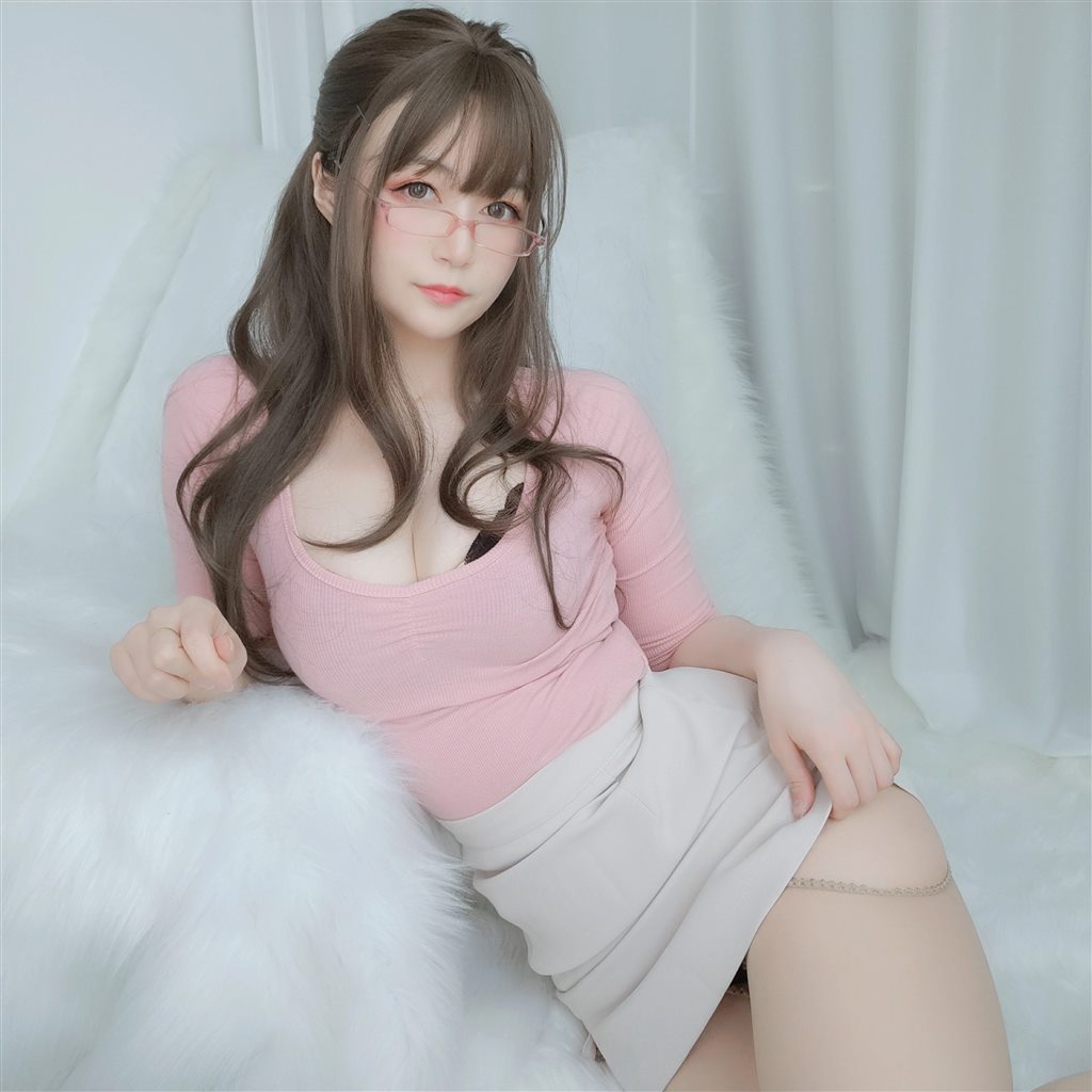 网红性感少女白银81粉色紧身上衣与白色短裙加肉丝美腿性感私房写真集