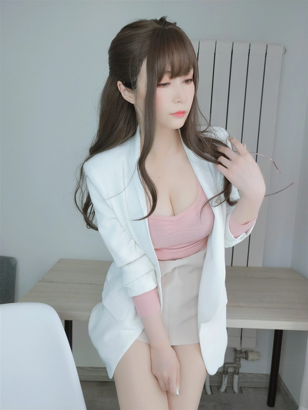 网红性感少女白银81粉色紧身上衣与白色短裙加肉丝美腿性感私房写真集
