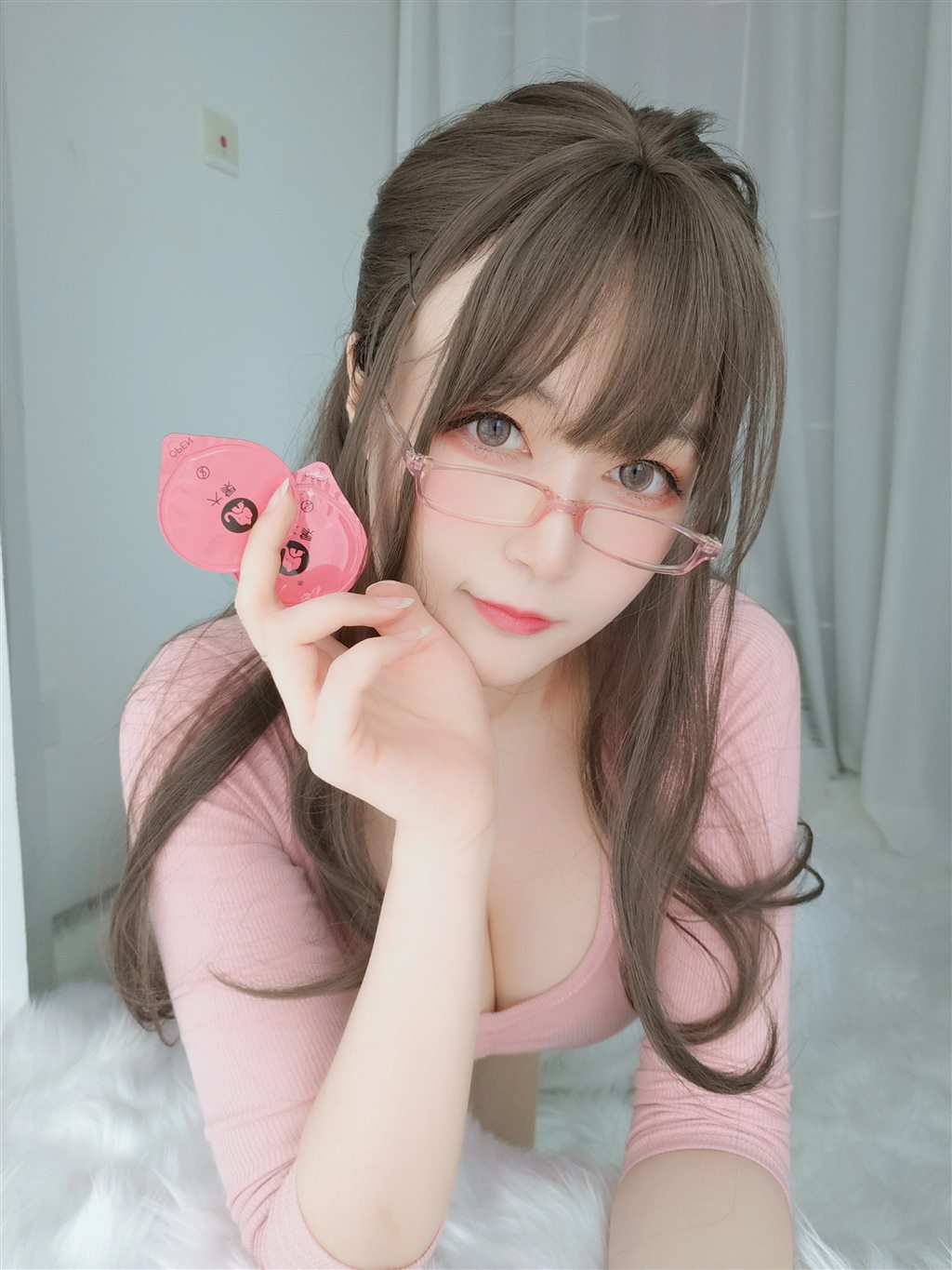 网红性感少女白银81粉色紧身上衣与白色短裙加肉丝美腿性感私房写真集