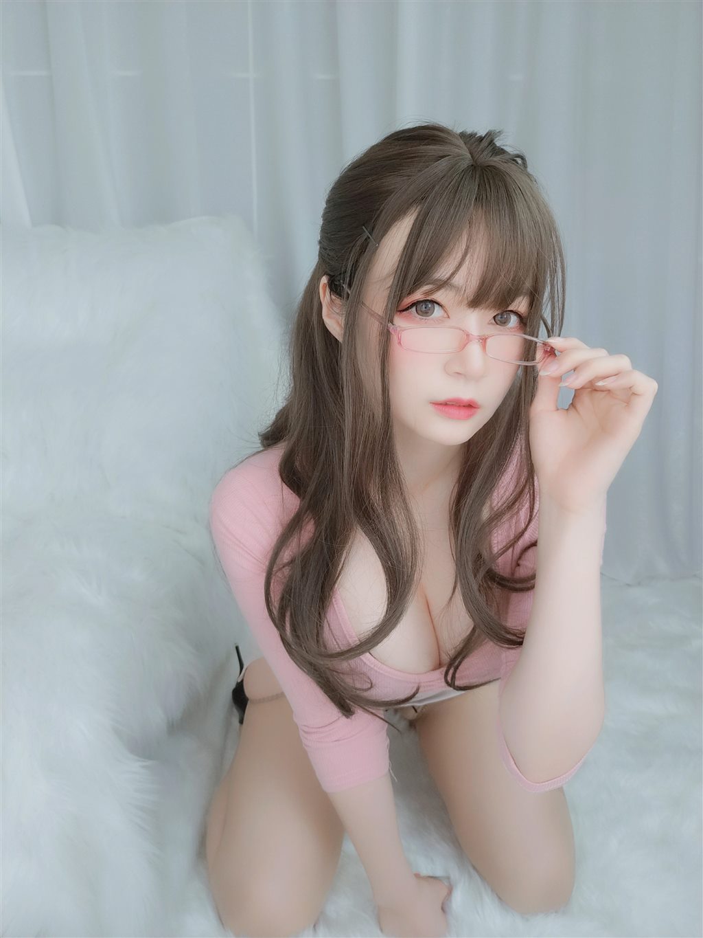 网红性感少女白银81粉色紧身上衣与白色短裙加肉丝美腿性感私房写真集