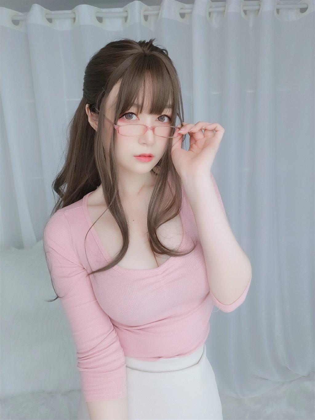 网红性感少女白银81粉色紧身上衣与白色短裙加肉丝美腿性感私房写真集