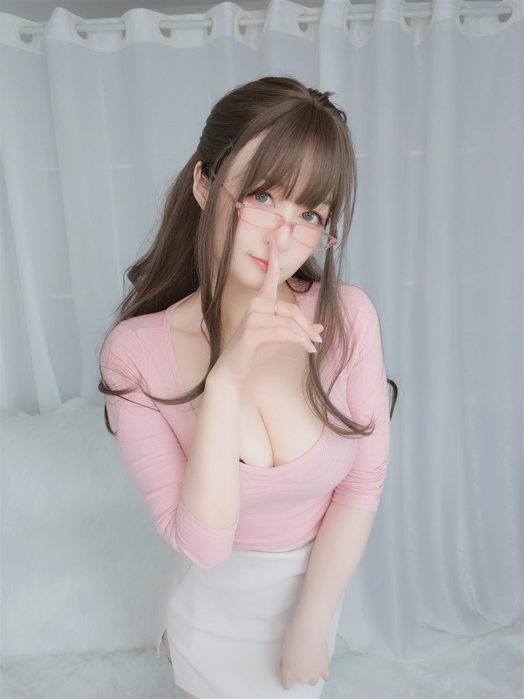 网红性感少女白银81粉色紧身上衣与白色短裙加肉丝美腿性感私房写真集