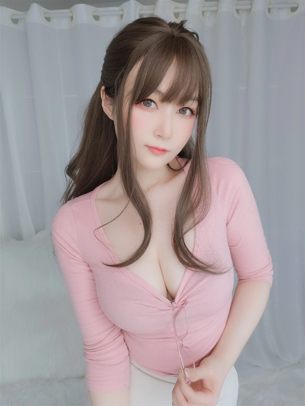 网红性感少女白银81粉色紧身上衣与白色短裙加肉丝美腿性感私房写真集