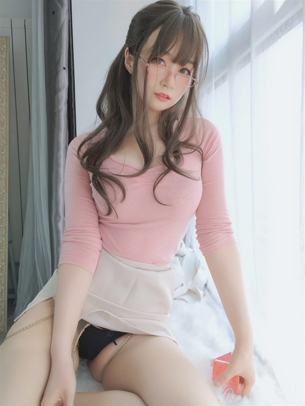 网红性感少女白银81粉色紧身上衣与白色短裙加肉丝美腿性感私房写真集