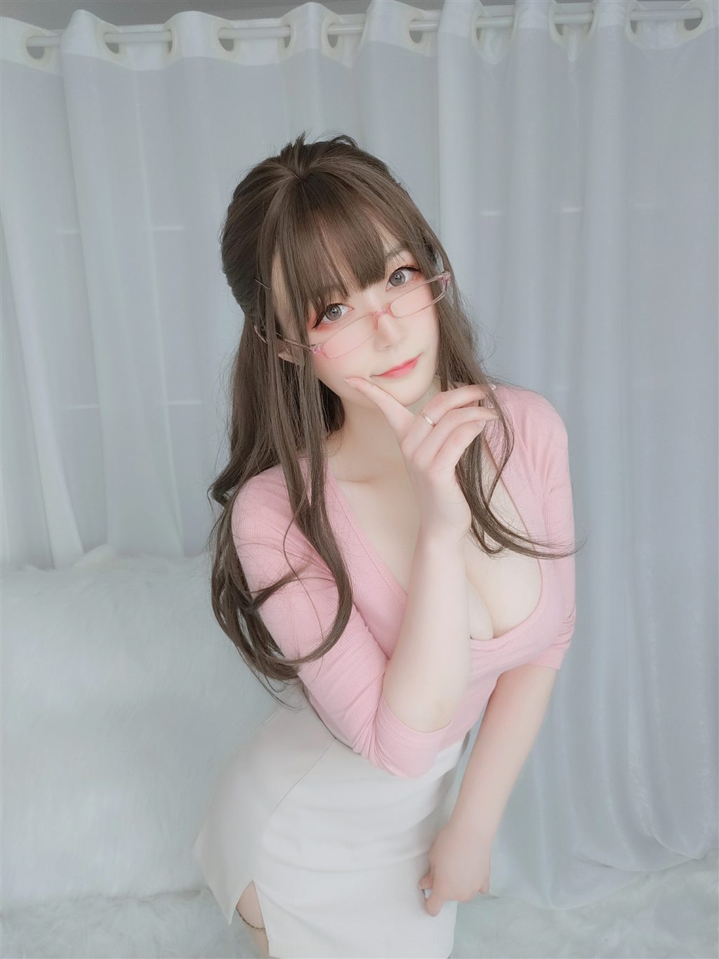 网红性感少女白银81粉色紧身上衣与白色短裙加肉丝美腿性感私房写真集