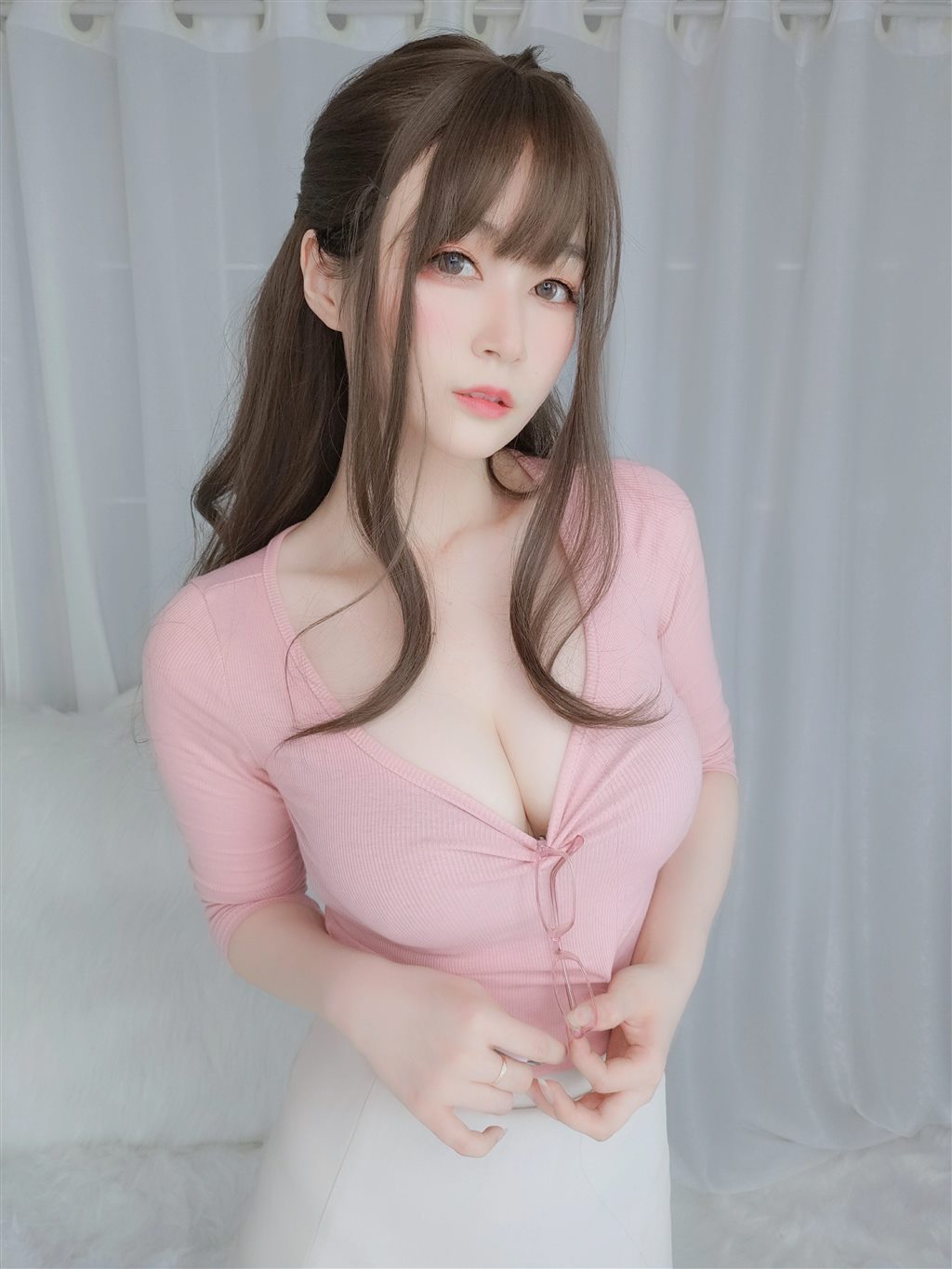 网红性感少女白银81粉色紧身上衣与白色短裙加肉丝美腿性感私房写真集