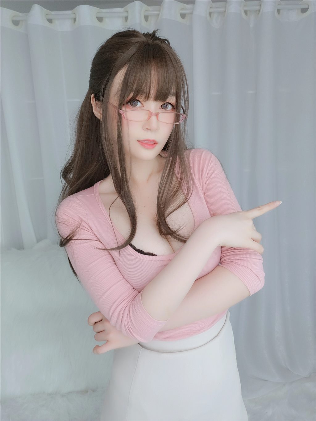 网红性感少女白银81粉色紧身上衣与白色短裙加肉丝美腿性感私房写真集