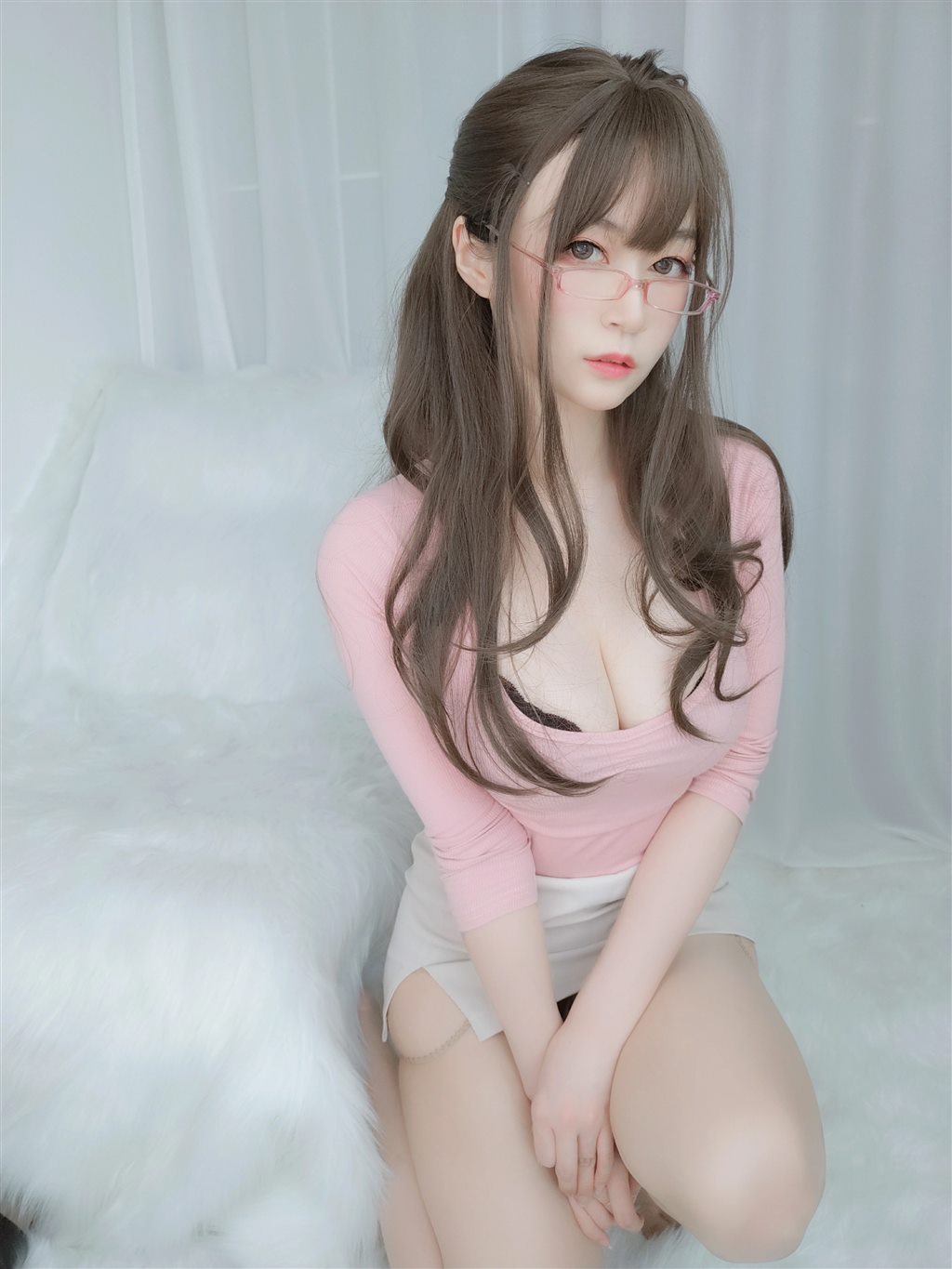 网红性感少女白银81粉色紧身上衣与白色短裙加肉丝美腿性感私房写真集