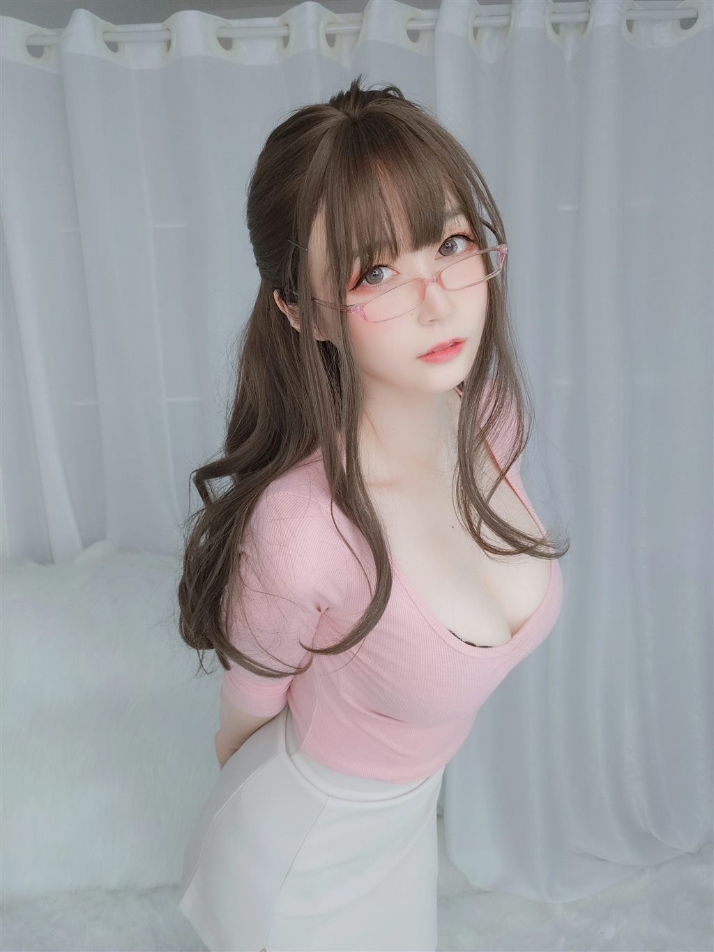 网红性感少女白银81粉色紧身上衣与白色短裙加肉丝美腿性感私房写真集