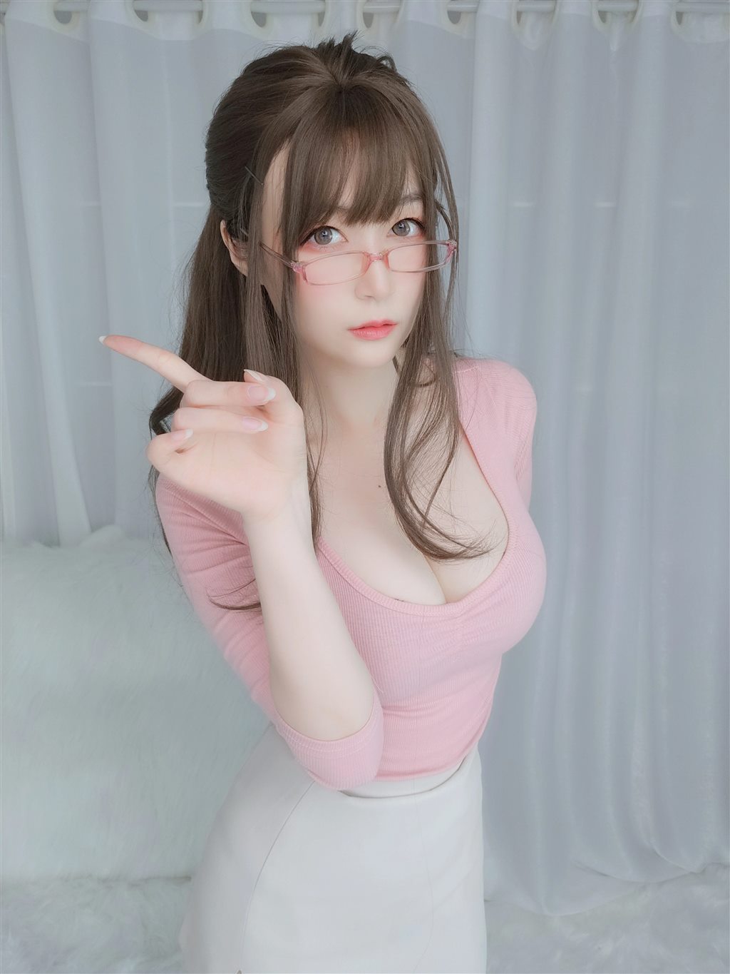 网红性感少女白银81粉色紧身上衣与白色短裙加肉丝美腿性感私房写真集