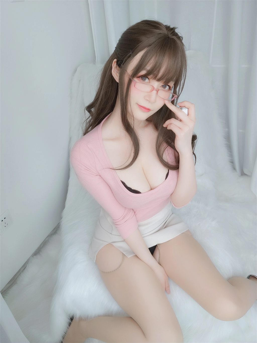 网红性感少女白银81粉色紧身上衣与白色短裙加肉丝美腿性感私房写真集
